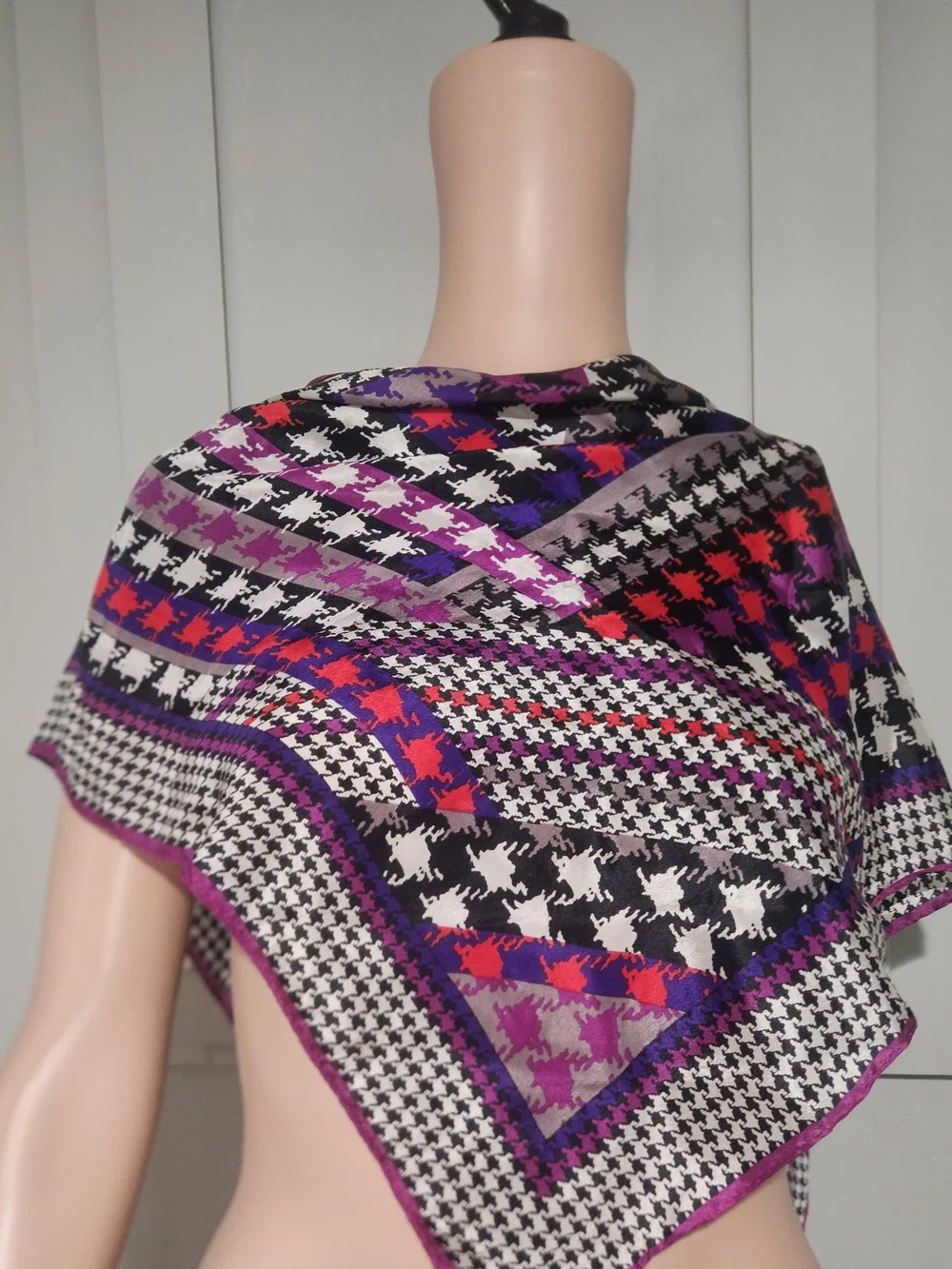 Vintage Oscar de la Renta 100% Silk Houndstooth Square Scarf Purple Black